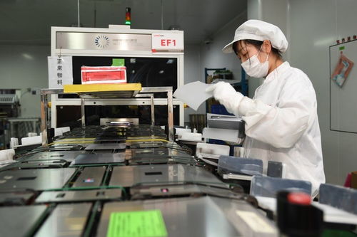 追風逐日 西部新能源基地建設策馬揚鞭，新興能源技術研發開啟綠色新篇章