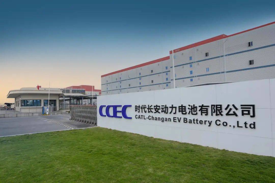 “時(shí)代長安”電芯下線，長安汽車駛?cè)雱恿﹄姵刈匝猩钏畢^(qū)